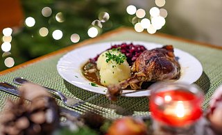 Problemlos verfügbar ist die Weihnachtsgans wieder. Allerdings können viele Gastronomen sie aufgrund vieler Widrigkeiten nur teurer anbieten als im Vorjahr. - (c) dpa-Zentralbild