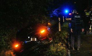 Ein 23-jähriger Fahrer wurde in seinem Mercedes durch die Wucht des Aufpralls in den Straßengraben geschleudert. - Paul Brinkmann