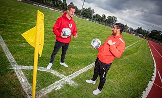 Fichtes Trainer Philipp Willmann und sein Theesener Gegenüber Engin Acar (r.) haben sich schon mal vorab zum Rededuell auf der Rußheide getroffen. - Mike-Dennis Müller / www.mdm.photo