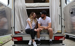Laura Dyck und Jens Klassen haben einen Rettungswagen zum Wohnmobil umgebaut. - Lena Kley