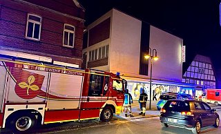 Bei einem Feuer in dem Wohn- und Geschäftshaus an der Langen Straße in Salzkotten ist eine Person durch den Rettungsdienst behandelt worden. - Ralph Meyer