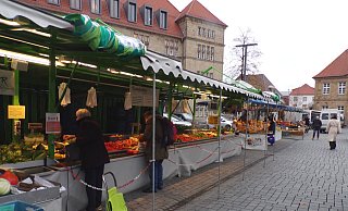 Die Marktbeschicker hätten ihr Ausweichquartier auf dem unteren Teil des Parkplatzes am Dom gerne etwas größer. - Stadt Paderborn