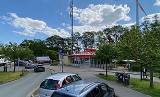 Auf dem Parkplatz vor der Autobahnraststätte Gütersloh-Süd herrscht reger Betrieb - auch nachts. Das hat jedoch die unbekannten Täter nicht gestört, die in der Nacht zu Freitag in das Gebäude einstiegen. - Christian Bröder