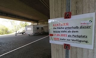 Schilder weisen darauf hin, dass Fahrzeuge ab 17. Mai nicht mehr unter der Brücke an der Straße Am Jägerheim abgestellt werden sollen. - Marion Pokorra-Brockschmidt