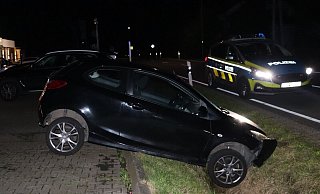 Die jungen Männer wurden dabei beobachtet, wie sie versuchten das Fahrzeug aus dem Graben zu holen. - Polizei Herford