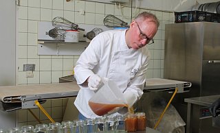Mitarbeiter Klaus Giers kümmert sich um die Brotaufstriche. - LGS 2023 Höxter