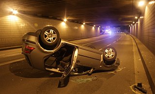 Die Polizei geht nicht davon aus, dass es sich beim dem Unfall am Samstag um ein verbotenes Kraftfahrzeugrennen gehandelt hat. - Polizei Gütersloh