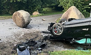 Nach dem Zusammenprall mit dem tonnenschweren Findling ist der Audi auf der Wüstener Straße in Bad Salzuflen dem Dach liegen geblieben. Fahrer und Beifahrer wurden bei dem Aufprall verletzt und ins Krankenhaus gebracht. Foto: Feuerwehr Bad Salzuflen - Feuerwehr Bad Salzuflen