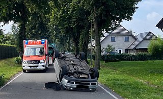 Nach der Kollision mit einem Baum überschlug sich der Golf auf Tielger Allee in Oppenwehe. - Polizei Minden-Lübbecke