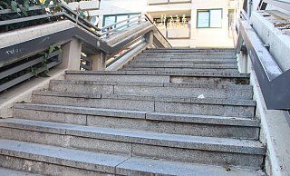 Wenn die Gartenschau endet, soll die beiden Treppen zwischen dem oberen Marktplatz und dem unteren Schalker Markt kurzfristig in Ordnung gebracht werden. - Burkhard Battran