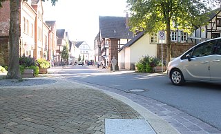 Eine Verkehrsüberwachung soll klären, ob es tatsächlich notwendig ist, Poller zu installieren, damit Fahrzeuge nicht auf den Gehweg fahren. - Burkhard Battran