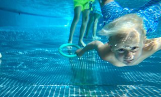 In den Freibädern schwimmen, springen, planschen oder tauchen macht nicht nur Kindern und Jugendlichen Spaß. Neben den zwei Freibädern in der Stadt gibt es noch insgesamt sieben Freibäder in den Kreiskommunen – und die haben teilweise auch im September noch geöffnet. - Yvonne Gottschlich