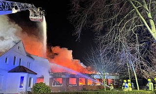 Als die Feuerwehr am Einsatzort eintraf, stand die Tischlerei bereits im Vollbrand. - Feuerwehr Bad Oeynhausen