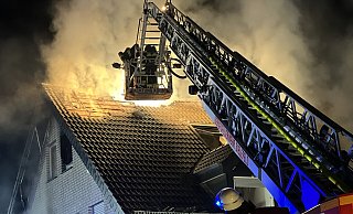 Die Feuerwehrkräfte löschen derzeit immer noch den Brand. - Paul Brinkmann