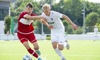 Ausgebremst: Christopher Hölscher (r.) vergab in der Anfangsphase zwei Großchancen für den SV Rödinghausen II. - Joel Beinke