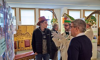 So mancher findet sich selbst in der Ausstellung wieder und weiß Anekdoten zu berichten, wie Frederik Bräkling vom StKG-Archivteam. - Marc Schriegel/StKG