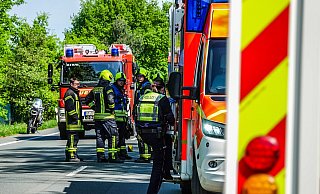 Polizei und Rettungskräfte waren vor Ort. Die zwei verletzten Motorradfahrer wurden in Bielefelder Krankenhäuser gebracht. - Paul Brinkmann