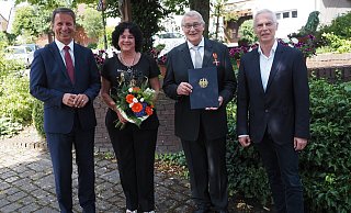 Nach dem Offiziellen ließ sich Elmar Stricker mit seiner Ehefrau Eva, Landrat Michael Stickeln (l.) und Bürgermeister Josef Suermann (r.) für die Stadtchronik ablichten. - Josef Köhne