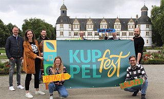 Freuen sich auf das Kuppel-Fest (v. h. l.): Christian Stork, Carola Pense, Sascha Riehl, Christoph Gockel-Böhner, Markus Becker, Tobias Vorwerk, Alyssa Mienert und Daniel Ruschkowski. - Wiebke Wellnitz