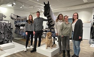 Vanessa Melle, Christian Schuster, Inhaberin Nicole Neumann, Kim Staniewski und Pia Ossenkopp sind bereit für den zweiten Outlet-Verkauf rund ums Pferd. Es fehlen Nina Behle und Alea Molske. - Pferdesport-Profi.de