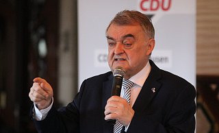 NRW-Innenminister Herbert Reul, hier beim Blaulichtgespräch der CDU Hiddenhausen, widerspricht der Einschätzung des Herforder CDU-Stadtverbandes. - Claus Frickemeier