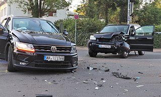 Beide Fahrzeuge musste abgeschleppt werden. - Polizei Kreis Höxter