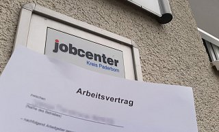 Arbeitsvertrag unterzeichnet, beim Jobcenter eingereicht - und dann find für den Paderborner Jürgen F. der Ärger erst richtig an. - Lena Henning