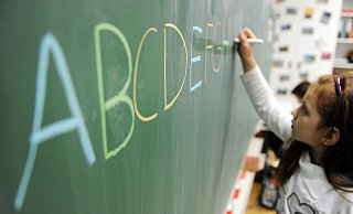 Lesen und Schreiben sind Werkzeuge des Lernens. Eine Schülerin einer zweiten Klasse schreibt in einer Schule das ABC an die Tafel. (Symbolbild) - Daniel Reinhardt
