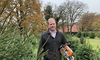 Laut Till Moerkerk werden Weihnachtsbäume und vor allem auch Grünschnitt von Jahr zu Jahr früher nachgefragt. Offiziell beginnt der Weihnachtsbaumverkauf an den sechs Verkaufsplätzen von Moerkerk aber erst in der Woche nach Totensonntag. - Natalie Gottwald