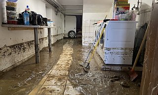 So wie auf diesem Bild aus dem Jahr 2021 wurden auch in diesem Jahr bei den beiden Starkregenereignissen in Hiddenhausen im Juli und August zahlreiche Keller von schlammigen Wassermassen geflutet. - Benedikt Riemer