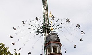 Mit dem 80 Meter hohen „Jules-Verne-Tower“ kommt der den Angaben zufolge höchste Kettenflieger der Welt nach Paderborn. - Stadt Paderborn