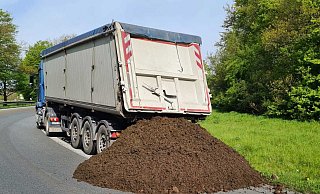 Aufgeklappt: Die Ladeklappe hatte sich geöffnet und für einen Misthaufen auf der Fahrbahn gesorgt. - Feuerwehr