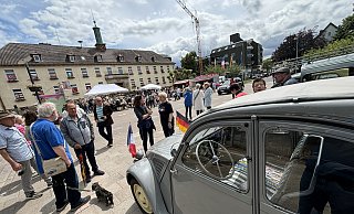 Das Wetter zeigte sich wechselhaft. Trotzdem kamen viele Menschen in die Bad Lippspringer Innenstadt, auch um die Citroën-Oldies zu bewundern. - Jens Reddeker
