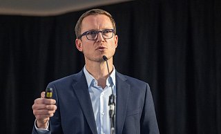Arminia Bielefelds Sport-Geschäftsführer Michael Mutzel hat auf der Mitgliederversammlung auf seine ersten Monate beim DSC zurückgeblickt. - Oliver Krato