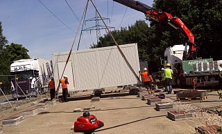 Die ersten Container für die Übergangskita am Straßenverkehrsamt Kirchlengern werden mit einem Kran an Ort und Stelle gehievt. - Niklas Krämer Die ersten Container für die Übergangskita am Straßenverkehrsamt Kirchlengern werden mit einem Kran an Ort und Stelle gehievt. - Niklas Krämer