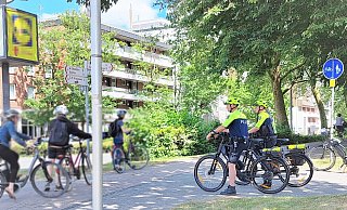 Am Mittwoch hatte eine Radstreife bei den Fahrradkontrollen das Neuhäuser Tor im Blick. - Polizei