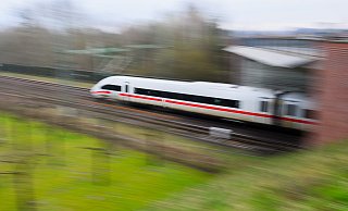 Ein ICE fährt auf eine Bahntrasse. - picture alliance/dpa