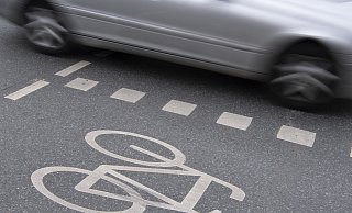 Auf dem Rotheweg in Paderborn kollidierte eine 31-jährige Pedelecfahrerin mit einem Honda Civic. - Boris Roessler/dpa