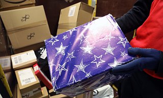 Auch in diesem Jahr werden zu Weihnachten wieder eine Menge Pakete verschickt. Präsente sollten daher besser rechtzeitig auf den Weg gebracht werden. - dpa