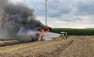 Als die Einsatzkräfte eintrafen, standen beide Landwirtschaftsmaschinen unter Vollbrand. Zur Brandursache ist bislang nichts bekannt. - Feuerwehr Warburg