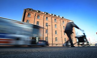 Fast 130 Jahre ist der Tabakspeicher an der Wasserbreite alt. Er wird heute noch als Lagerstätte genutzt, doch in ein paar Jahren könnte er für andere Nutzungen zur Verfügung stehen. Doch diese Nutzungen mit dem Denkmalschutz und dem Brandschutz in Einklang zu bringen, ist nicht so leicht. Fotos: Gerald Dunkel - Gerald Dunkel