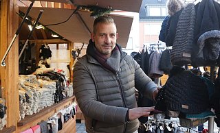 Bei Franz Jägers Stand auf dem Paderborner Weihnachtsmarkt wurden etwa 200 Mützen entwendet - ein Schaden von rund 6.000 Euro. - Jessica Eberle