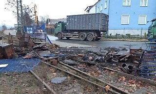 Der blaue Zaun ist komplett zerstört, Schrottteile liegen auf den Gleisen nahe des Kreisels am Brackweder Bahnhof. - Bundespolizei