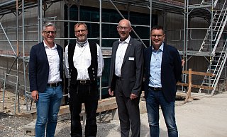 Siegfried Rörig, kaufmännischer Direktor des Brüderkrankenhauses (v. l.), Zimmermann Matthias Ilse, Hausoberer Christoph Robrecht und Technischer Leiter Markus Jordan feiern Richtfest für das zukünftige Labor und die Medizinprodukteaufbereitung. - Brüderkrankenhaus St. Josef