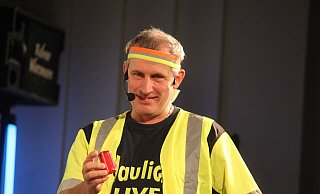 Hauptsache reflektierend: Polizist Peter Befort zeigt Blinkis und Neon-Warnwesten. Liedermacher Rainer Niersmann ebenso. - Ulf Hanke