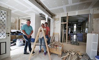 Restaurant soll in die Alte Apotheke einziehen. Bauherr Carsten Becker (v. l.) mit Sian Claire Roberts und Marc Lach. - Gerald Dunkel