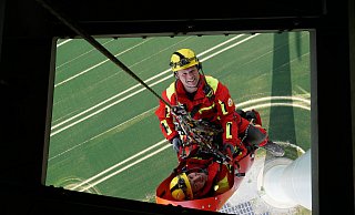 Beim Abseilen aus dem so genannten „Mannloch“ sorgt Höhenretter Kai Cardwell sorgt für die Sicherheit von Alex Kaller, der bei der zweiten Abseil-Aktion an diesem Tag den Verletzten mimt. - Westfalenwind