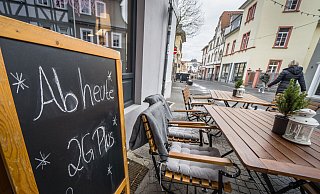 Seit Donnerstag gilt 2G plus in der Gastronomie in NRW. Katastrophal wie befürchtet läuft es zwar nicht, gut aber auch nicht. - picture alliance/dpa