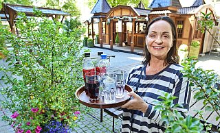 Biergarten am Altstädter Kirchplatz öffnet seine Türen. Betrieben wird er von Schaustellerin Karen Schneider. - Barbara Franke
