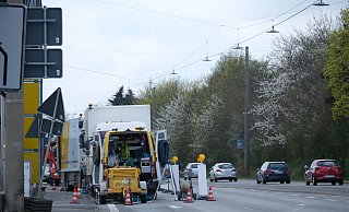 Eine merkwürdige Wanderbaustelle behindert immer wieder den Verkehr auf der Kanalstraße. Die Stadtwerke haben dafür eine Erklärung. - Ulf Hanke